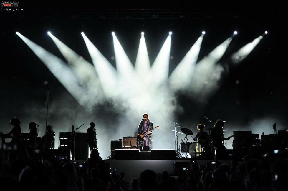 Die Formel 1 kommt erstmals nach Russland, und viele, die Vorbehalte hatten, müssen zugeben: So hatten sie sich Sotschi nicht vorgestellt. Der New Yorker Rockstar Lenny Kravitz rockt den Medals Plaza im Olympischen Park, ...