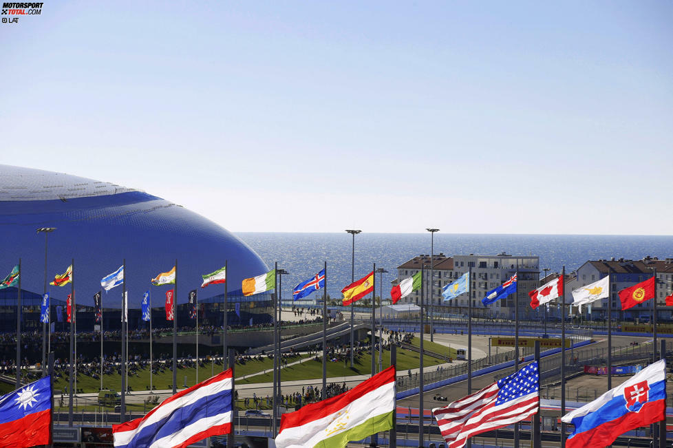 ... und die olympischen Sportstätten sowie das Schwarze Meer im Hintergrund stellen eine optisch traumhafte Kulisse für die Rennstrecke dar. Dass von Mittwoch bis Donnerstag durchgehend Kaiserwetter herrscht, trägt zur gelungenen Premiere bei.