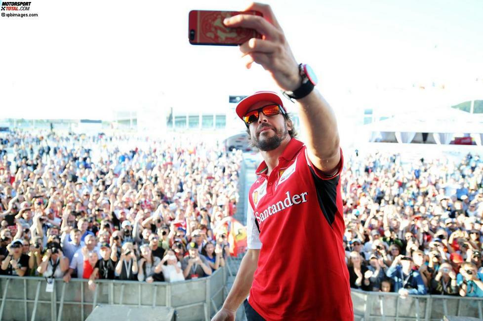 Überraschend auch: Nicht weniger als 20.000 Fans kommen schon am Donnerstag, um sich Autogramme zu holen und am Pitwalk teilzunehmen. Selbst Fernando Alonso staunt nicht schlecht. Und: Es sind überwiegend Russen, nur zehn Prozent internationale Besucher.