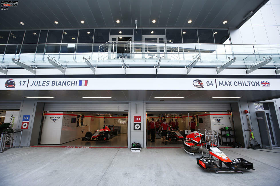 Viele beschleicht bei diesem Anblick ein mumliges Gefühl: Während die Marussia-Mechaniker eifrig am Auto von Max Chilton schrauben, steht jenes von Jules Bianchi mutterseelenallein in der Box. Einige befürchten, das sieht nach Abschied aus.