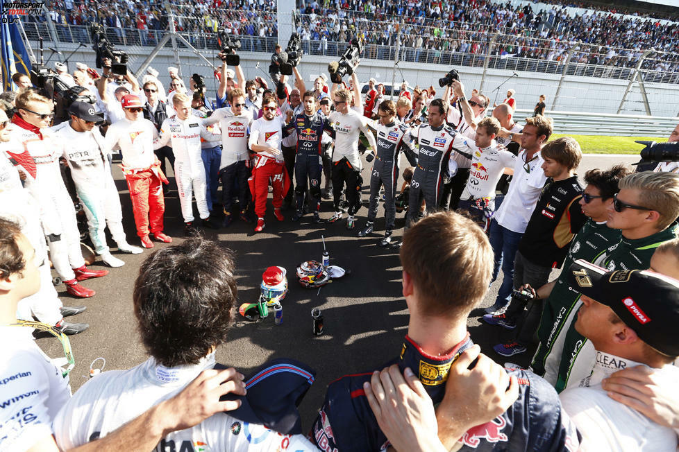 Die 21 verbliebenen Formel-1-Fahrer drücken vor dem Start des Rennens ihre Sympathie zu Jules Bianchi und dessen Familie aus. Mit dem dafür gewählten Begriff 