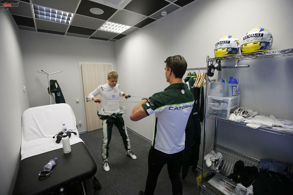 Marcus Ericsson bereitet sich mit einigen Übungen auf die ersten Trainings vor.