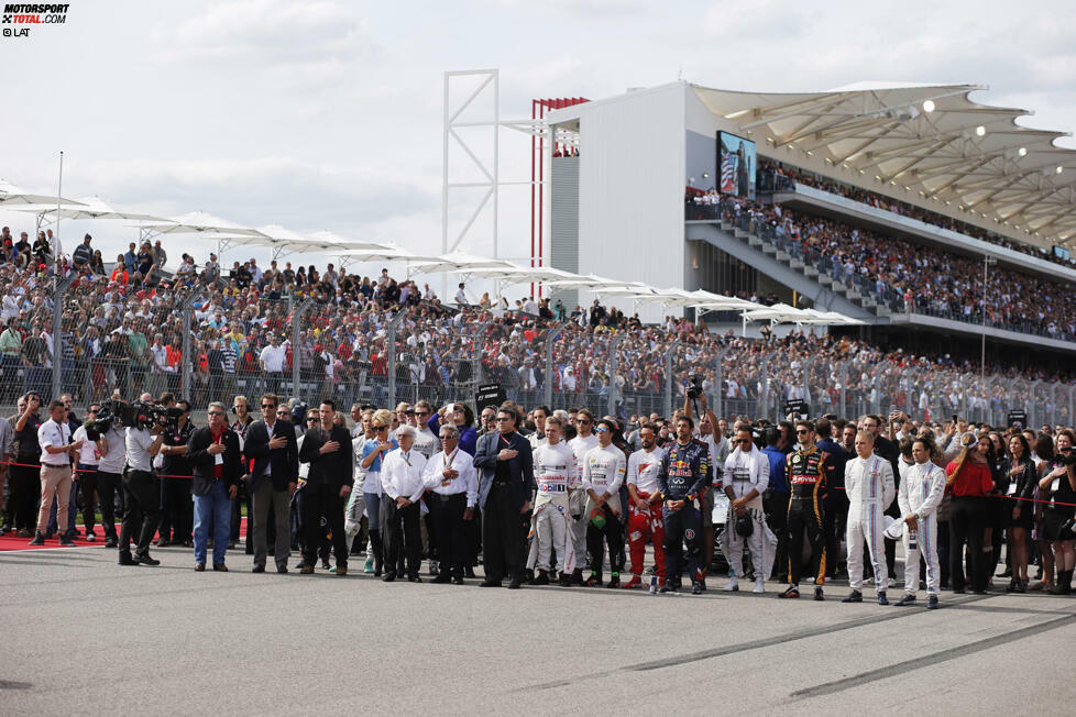 Dass den Nationalhymnen zu wenig Respekt entgegengebracht wird, ist Bernie Ecclestone schon länger ein Dorn im Auge. In den USA, wo der Patriotismus so ausgeprägt ist wie in kaum einem anderen Land, legt der Formel-1-Boss Wert darauf, dass sich Fahrer, Promis & Co. während 