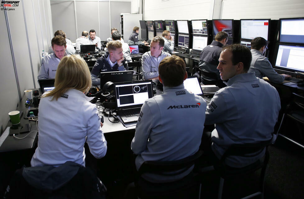 Also kann das Wochenende seinen gewohnten Lauf gehen, etwa bei den technischen Meetings hinter den Kulissen des McLaren-Teams. Jenson Button und Kevin Magnussen sitzen einander direkt gegenüber. Im Hintergrund: Teamchef Eric Boullier.