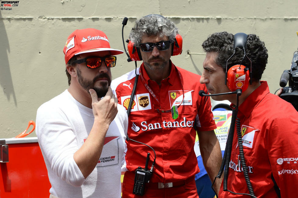 Und was ist mit ihm? Fernando Alonso hält die Formel-1-Welt mit seiner Entscheidung weiter hin. Auch wenn einige Kollegen schon von einer definitiven Einigung mit McLaren wissen wollen, ist die Zukunft des Spaniers weiter offen - und damit auch die von Sebastian Vettel. Doch Alonso kann auch positive Akzente setzen, als er im Rennen Teamkollege Kimi Räikkönen niederringt.