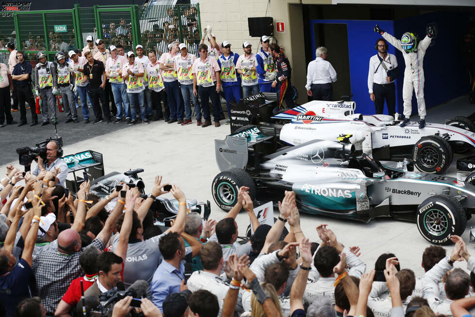 Doch der große Held von Sao Paulo ist nicht Sieger Nico Rosberg sondern Felipe Massa. Der Lokalheld wird nach seinem dritten Platz gefeiert und erlebt einen der schönsten Tage der letzten Jahre.