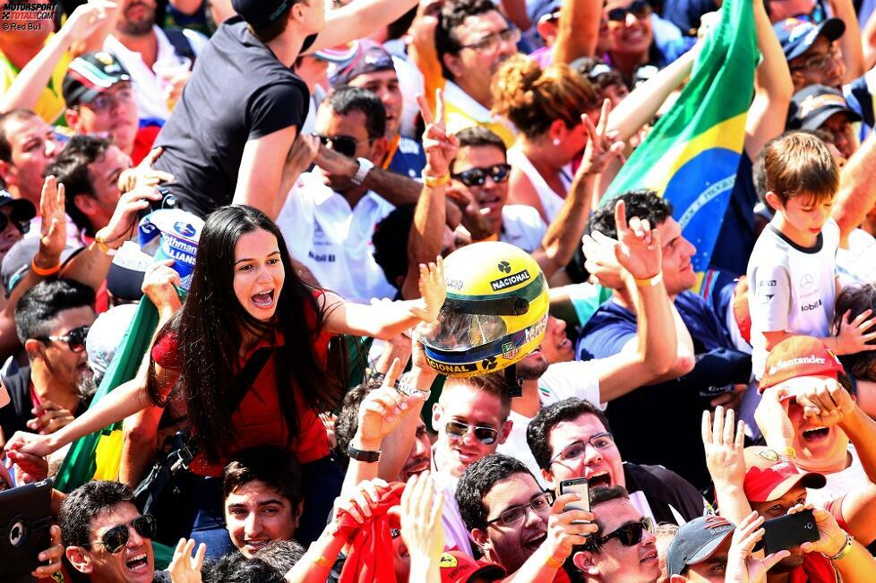 Wie immer sind es dabei die frenetischen Fans, die den Brasilien-Grand-Prix für alle zu einem wahren Erlebnis machen. In zwei Wochen steht das Saisonfinale in Abu Dhabi auf dem Programm, wo die Entscheidung um den Titel endgültig fallen wird.