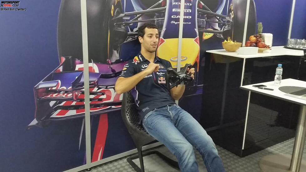 Auch Daniel Ricciardo setzt auf Trockenübungen. Der Australier will anscheinend beweisen, dass er auch ohne Auto schnell sein kann. Mit seinem Boliden hat der WM-Dritte an diesem Wochenende auf jeden Fall kein Glück: Nach einem Aufhängungsbruch muss er vorzeitig aufgeben.
