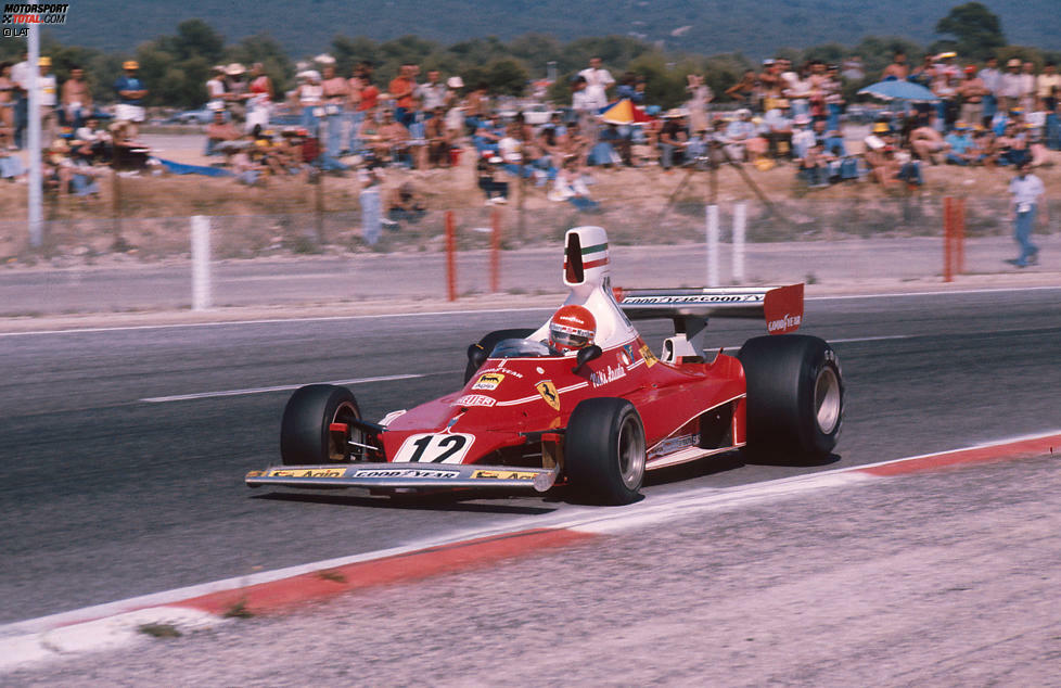 6. Niki Lauda: Nach einer langen Durstrecke gelang es dem Wiener, Ferrari mit dem ersten Titel 1975 wieder auf die Erfolgsstraße zurückzuführen, indem er im Grand-Prix-Sport neue Maßstäbe an Professionalität setzte. 1976 überlebte er den Feuerunfall auf dem Nürburgring, ehe er 1977 seinen zweiten und letzten Ferrari-Titel einfuhr.