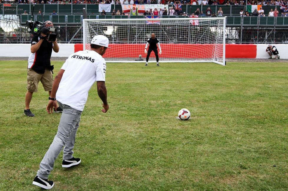 Y wie Young, Ashley: Der Fußball-Star von Manchester United ging mit Hamilton zur Schule.