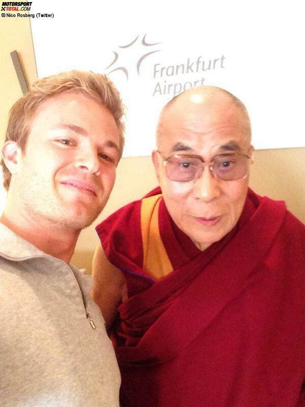 D wie Dalai Lama: Seine Heiligkeit freute sich über ein Selfie mit einem der schnellsten Fahrern der Welt