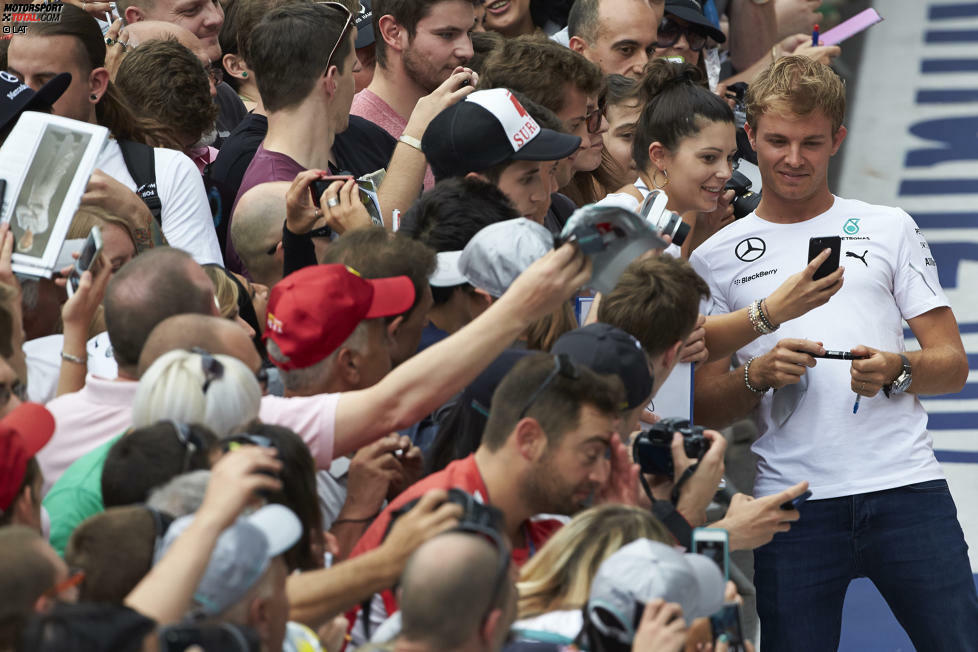 T wie Twitter: Bunte Bilder, knackige Sprüche: Rosberg fühlt sich in den Social Media zu Hause.