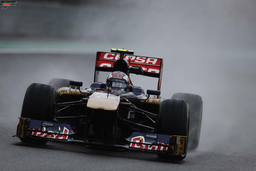 Für Aufsehen sorgt aber der 19-jährige Russe Daniil Kwjat. Bei seinem erst zweiten Einsatz als Freitagstester für Toro Rosso fährt der frischgebackene GP3-Champion in ersten Freien Training im Regen sensationell auf Platz acht und gibt damit eine erste Talentprobe in der Formel 1 ab.