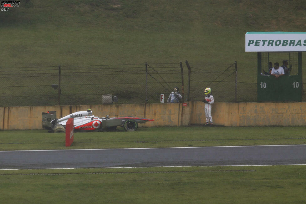 Nicht so gut kommt Sergio Perez mit den Bedingungen zurecht. Der Mexikaner fliegt in Q2 ab und landet mit seinem McLaren in der Mauer.