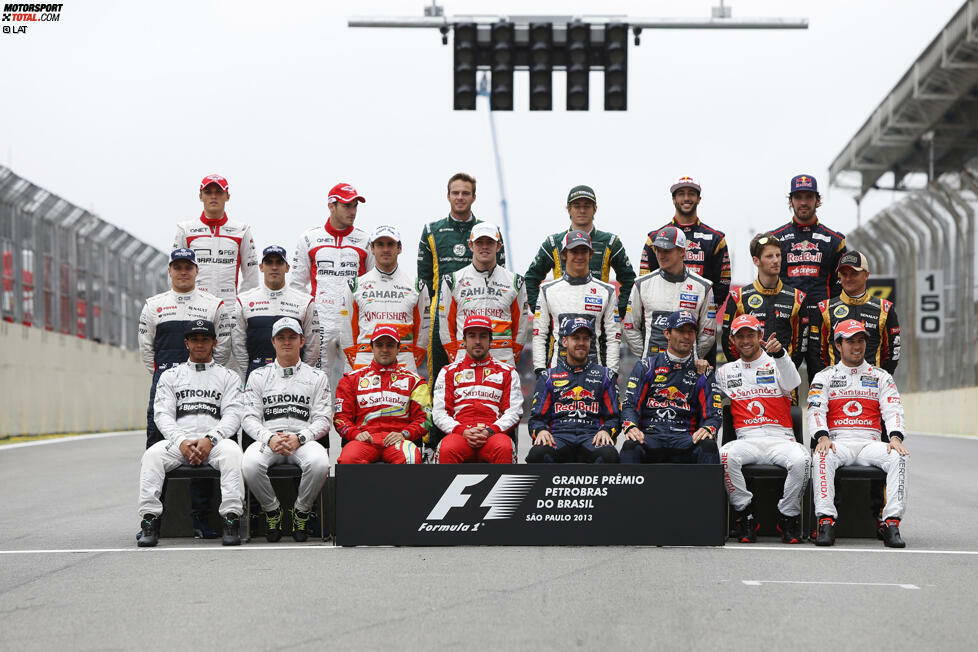 Am Rennsonntag hat sich der Regen dann verzogen, und so können die Piloten beim traditionellen Foto der Abschlussklasse von 2013 auf Regenjacken verzichten.