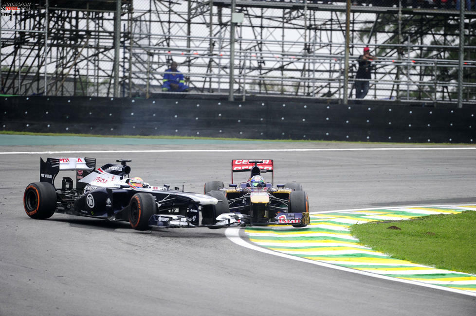 Mehrere Fahrer werden sich an diesem Sonntag nicht über die Vorfahrt einig. Hier geraten Pastor Maldonado und Jean-Eric Vergne im Senna-S aneinander.