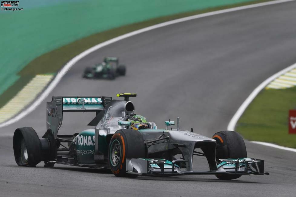 Zuvor war schon Valtteri Bottas bei dem Versuch, sich gegen Lewis Hamilton zurückzurunden, mit dem Mercedes kollidiert, was für beide Fahrer einen Reifenschaden zur Folge hat.