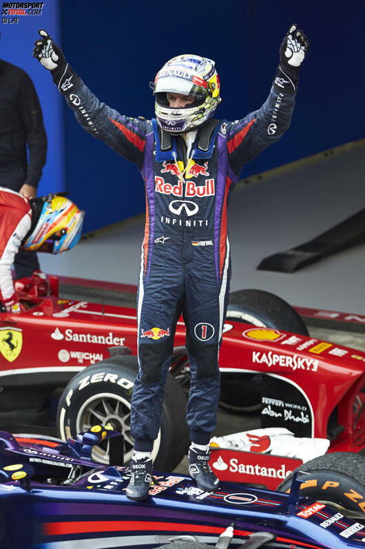 An der Spitze fährt Sebastian Vettel ungefährdet zum Sieg. Damit stellt der Deutsche zwei Formel-1-Rekorde ein. Es ist sein neunter Sieg in Folge, was zuvor nur Alberto Ascari saisonübergreifend in den Jahren 1952/53 gelungen war. Zudem ist es sein 13. Saisonsieg, womit Vettel den Rekord von Michael Schumacher aus dem Jahr 2004 einstellt.