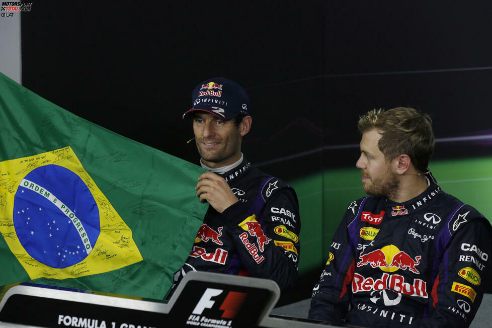 Bei der Pressekonferenz überreicht ihm Formel-1-Boss Bernie Ecclestone persönlich ein ganz besonderes Abschiedsgeschenk: Eine brasilianische Flagge, auf der all seine Fahrerkollegen unterschrieben haben.