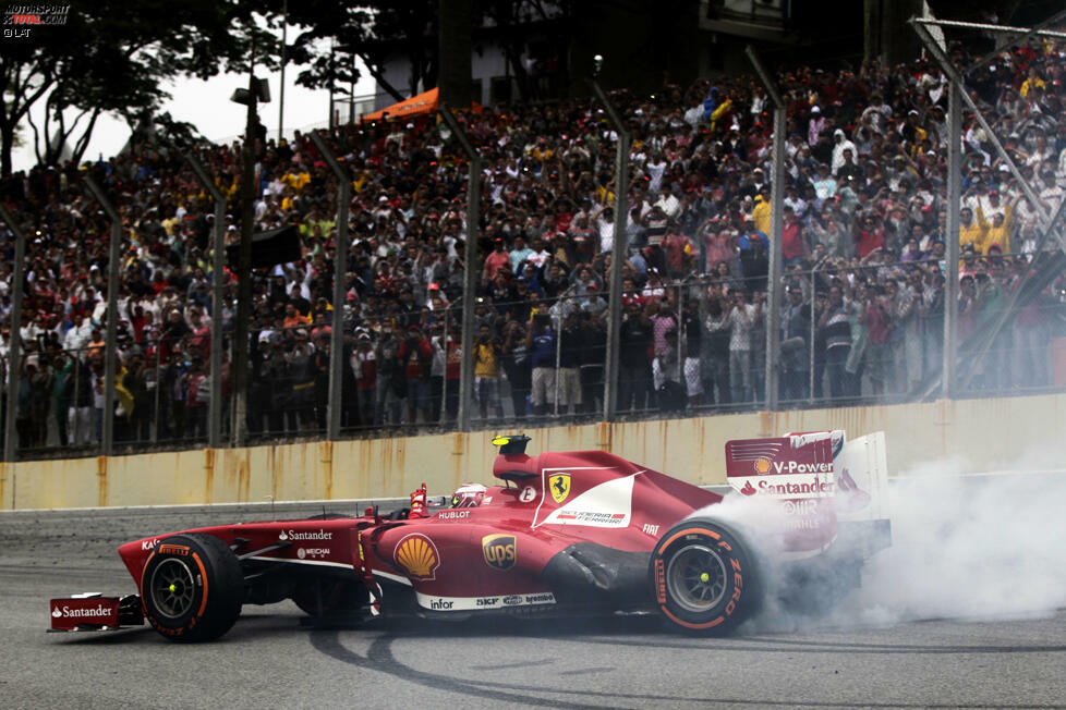 Auch für Felipe Massa endet eine Ära, es ist sein letztes Rennen für Ferrari, was er nach der Zieldurchfahrt mit einigen Donuts feiert. Im Rennen hatte sich der Brasilianer zuvor noch über die Rennkommissare aufgeregt, die ihm wegen des Überfahrens der weißen Linie am Boxeneingang eine umstrittene Durchfahrtstrafe aufbrummten. 