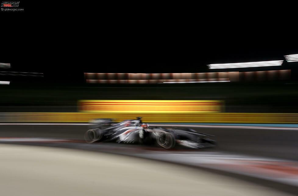 Großer Pechvogel ist Nico Hülkenberg. Durch einen Fehler seiner Boxencrew kollidiert der Sauber-Pilot in der Boxengasse mit dem McLaren von Sergio Perez. Die darauf folgende Durchfahrtstrafe wirft den Deutschen aus den Punkterängen auf Platz 14 zurück.