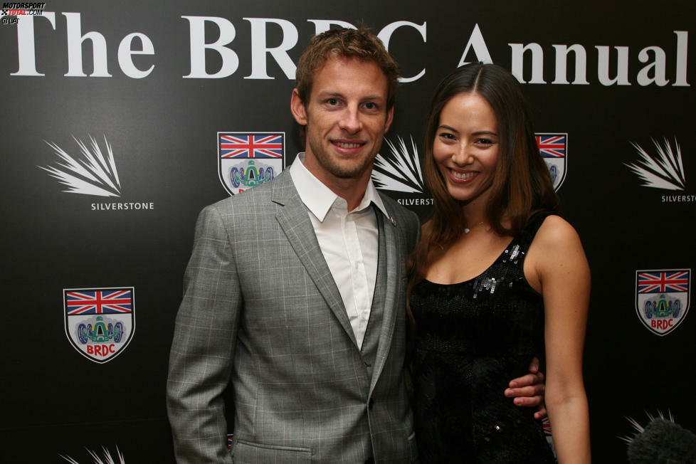 Jenson Button: Der Brite gilt in einer heutzutage von PR-Strategen bestimmten Formel 1 als der letzte Playboy, was vor allem an wechselnden Liebschaften zu Beginn seiner Karriere liegt. Ist aber mittlerweile solide geworden und war von 2009 bis 2015 beim japanisch-argentinischen Unterwäsche-Model Jessica Michibata in festen Händen. Danach verlobte er sich mit Brittny Ward und hat mit ihr zwei Kinder.