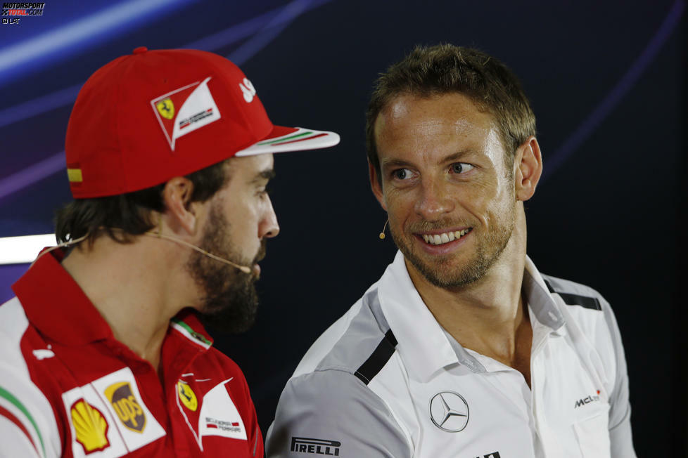 Den ersten Lacher des Wochenendes hat Jenson Button auf seiner Seite. Weil Fernando Alonso immer noch ein Staatsgeheimnis daraus macht, wo er 2015 fahren wird, obwohl längst alle wissen, dass er sich mit McLaren einig ist, fragt ihn ein Journalist: 