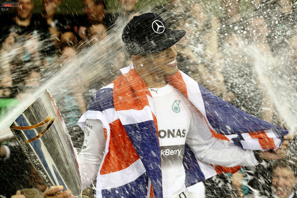 Ende der Achterbahnfahrt: Lewis Hamilton bejubelt in Abu Dhabi seinen zweiten WM-Titel. Das Duell gegen seinen Stallrivalen Nico Rosberg bezeichnet er später als 