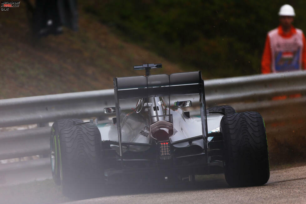 Auf feuchter Piste rutscht Hamilton nach dem Start aus und kracht beinahe in die Leitplanken. Doch der verrückte Rennverlauf und das Safety-Car bringen ihn wieder in eine aussichtsreiche Position, während Rosberg der sicher geglaubte Sieg...