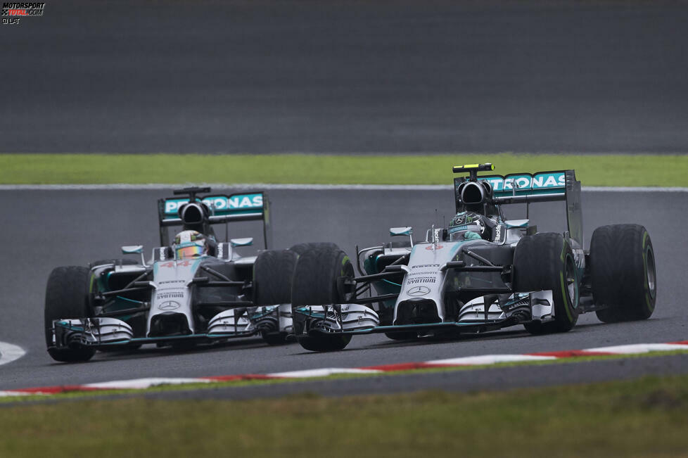 Hamilton nutzt das Momentum und attackiert in Suzuka den führenden, aber langsameren Rosberg. Im Schatten des tragischen Unfalls von Jules Bianchi siegt er und geht in der WM mit 266:256 in Führung.