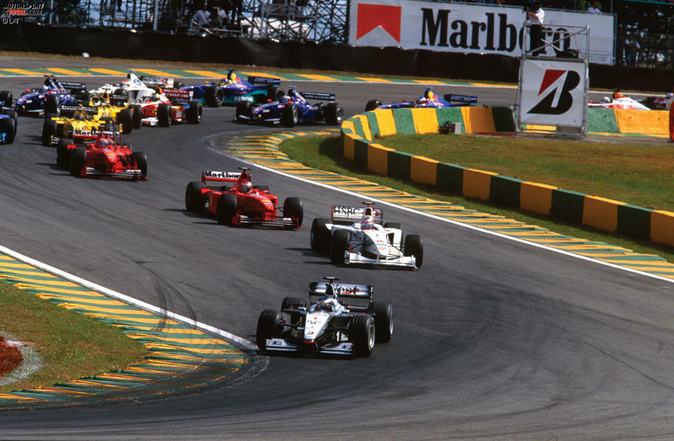 Nach Damon Hill 1996 und Jacques Villeneuve 1997 bricht erneut die McLaren-Ära an. Mika Häkkinen siegt zweimal in Folge, doch das Publikum fiebert vor allem mit einem Fahrer mit: Rubens Barrichello. Der Lokalheld zeigt 1999 im Stewart ein brillantes Rennen und führt das Feld zeitweise an, doch ein Motorschaden reißt Rubinho aus allen Podestträumen - ein Bild, das später noch öfter Realität in Brasilien werden wird.