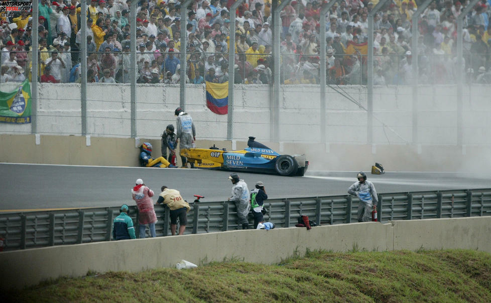 Der Grand Prix 2003 geht in die Geschichte ein. Bei strömendem Regen fliegen in der Curva do Sol reihenweise Fahrer ab - unter anderem Schumacher und Montoya. Auch in den anderen Kurven kracht es gewaltig. Und weil am Ende Fernando Alonso (Renault) den Trümmern des zuvor abgeflogenen Mark Webber (Jaguar) nicht ausweichen kann, wird das Rennen schließlich abgebrochen. Alonso wird als Dritter gewertet, steht aber nicht auf dem Podest, doch es wird noch kurioser...