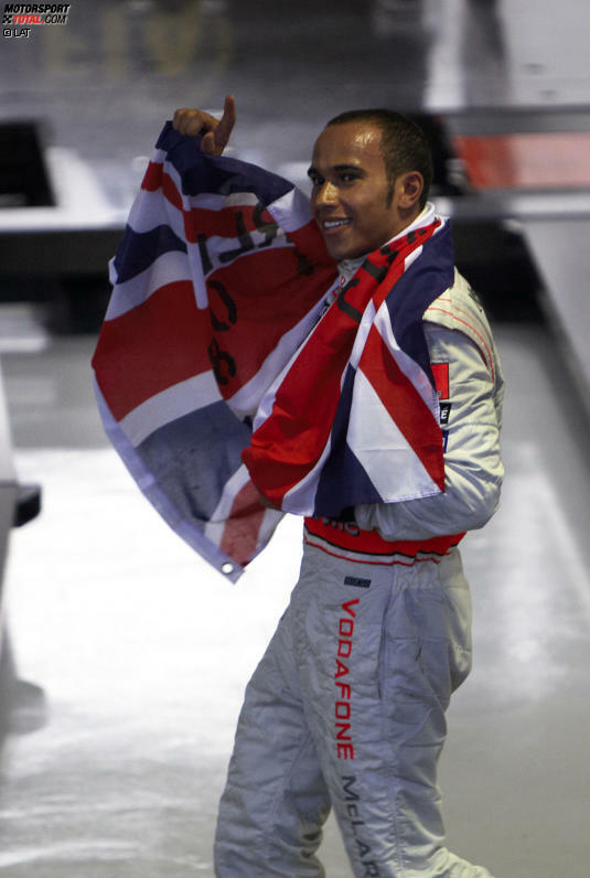 Doch 2008 wird das Rennen noch einmal getoppt! In einem wahren Herzschlagfinale gewinnt Lewis Hamilton den Titel. Der Brite hat die Krone eigentlich schon verloren, als Sebastian Vettel wenige Runden vor dem Ziel an ihm vorbeigeht, doch in der allerletzten Kurve kann sich der McLaren-Pilot Timo Glock schnappen, der auf Slicks keine Chance mehr hat. Noch nie wurde eine WM so spät entschieden!