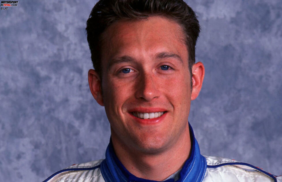 Greg Moore, geboren am 22. April 1975, starb am 31.10.1999 bei einem Horror-Crash in Fontana. Der Kanadier wurde nur 24 Jahre alt, galt aber als eines der größten IndyCar-Talente aller Zeiten.