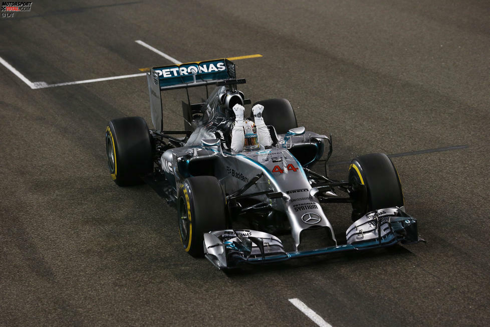 Die Zieldurchfahrt: Lewis Hamilton gewinnt den Grand Prix von Abu Dhabi und ist damit Formel-1-Weltmeister 2014!