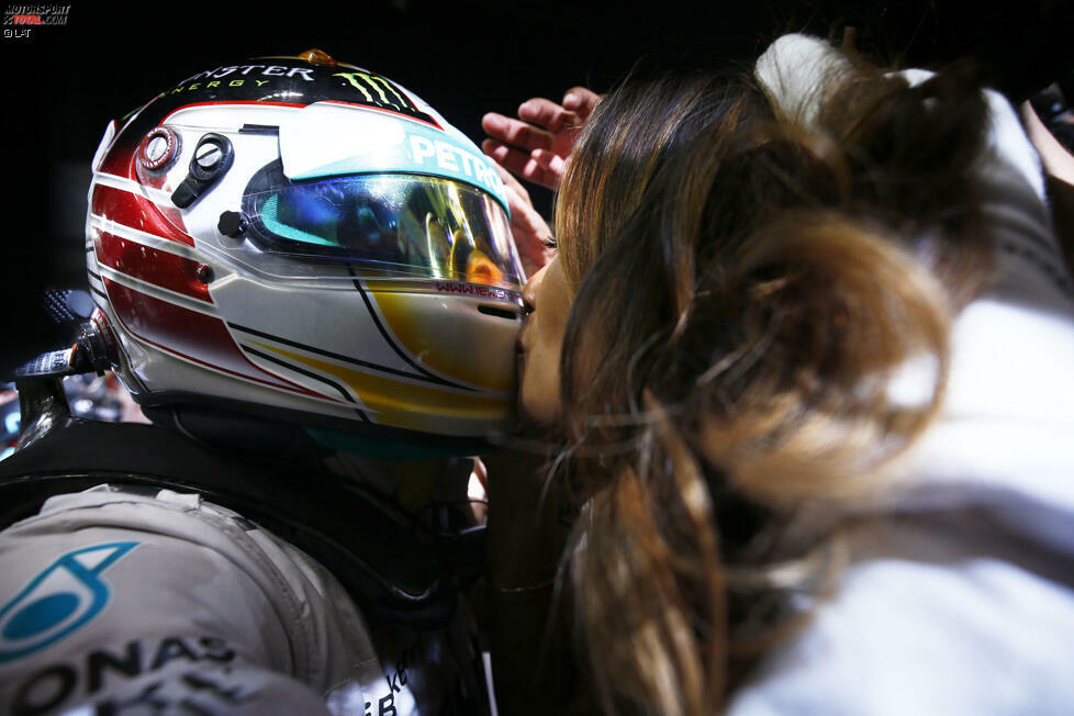 Der erste Kuss: Freundin Nicole Scherzinger ist erst am Morgen des Rennens überraschend angereist. Eigentlich wurde sie nicht in Abu Dhabi erwartet.