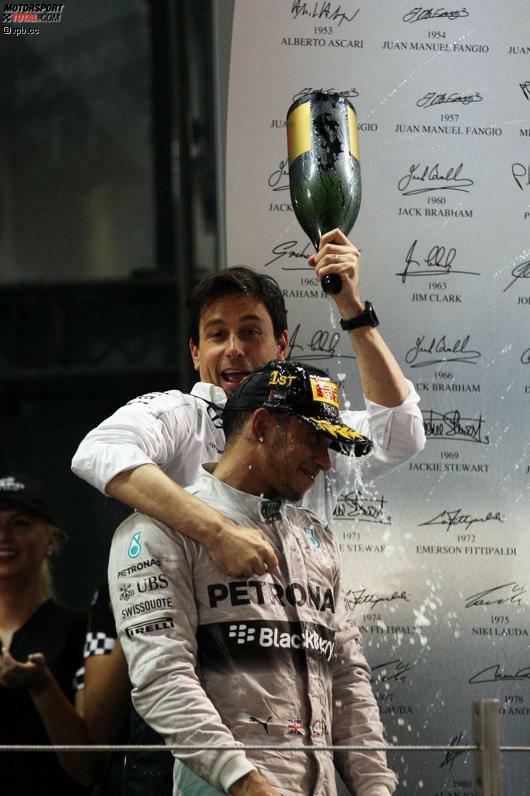 Mercedes-Sportchef Toto Wolff übergießt Hamilton mit Rosenwasser, ...
