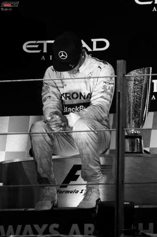 Einer der seltenen einsamen Momente: Nur auf dem Podium hat Hamilton für ein paar Sekunden Ruhe, um das Erreichte einmal kurz sacken zu lassen.