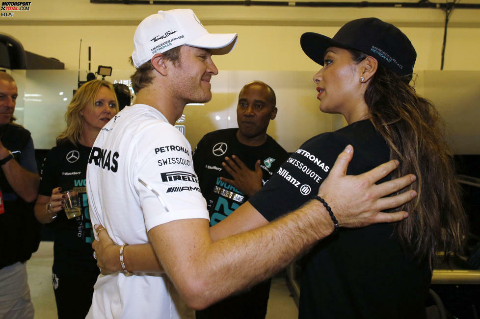 Die, sportlich fair, tröstet Nico Rosberg. Der unterlegene Mercedes-Pilot hat sein Lächeln eine Dreiviertelstunde nach der Zieldurchfahrt schon wieder gefunden.