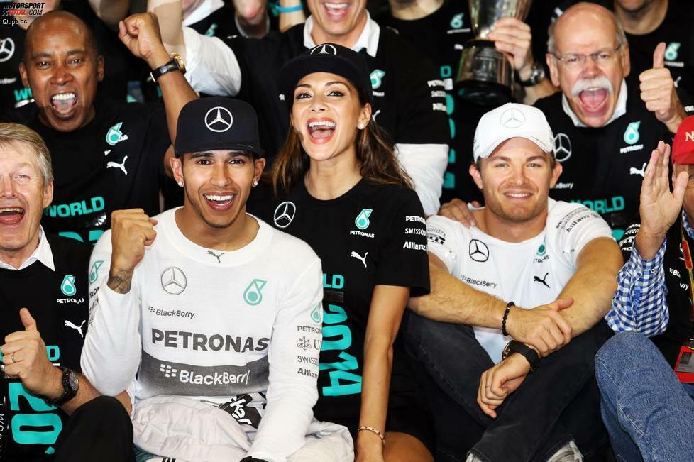Das Foto aller Fotos: Der Champion strahlt um die Wette, mit Nicole, dem erstaunlich gefassten Rosberg, Niki Lauda & Co.