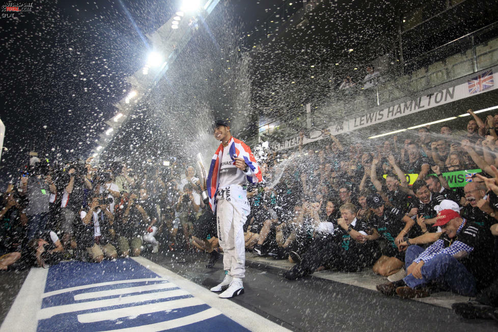 Und noch eine Champagnerdusche: Lewis Hamilton, Formel-1-Weltmeister 2014.