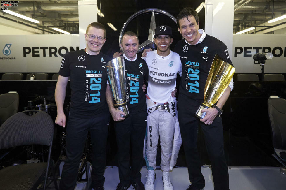 Hamilton mit den schlauen Köpfen, die ihm sein Wunderauto F1 W05 Hybrid gebaut haben: Motorenbauer Andy Cowell, Technikchef Paddy Lowe und Sportdirektor Toto Wolff.