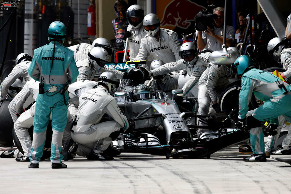 Bereits in der siebten Runde, eine Runde vor Hamilton, kommt Rosberg zum ersten Boxenstopp, um seine Soft- gegen Medium-Reifen auszuwechseln. Die Pirelli-Gummis sind einer der entscheidenden Faktoren im Grand Prix von Brasilien, weil sie auf dem neu aufgetragenen Asphalt rasch überhitzen und schnell abbauen.