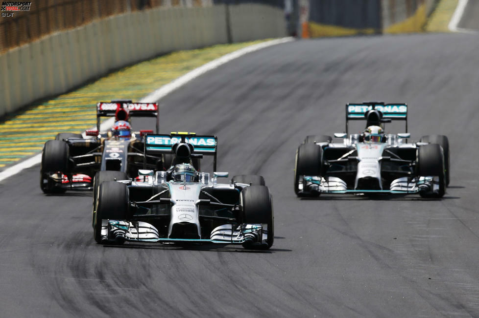 Obwohl Hamilton eine Runde mehr auf den Soft-Reifen zurücklegen muss, wird es nach den ersten Boxenstopps extrem knapp. Rosberg wird nämlich von einem Lotus aufgehalten und verliert so wertvollen Boden. Sein Vorsprung schmilzt von 1,2 auf 0,2 Sekunden.