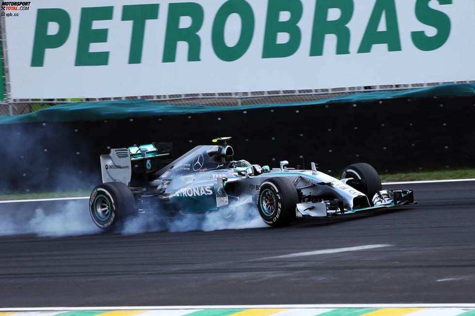 Frappante Parallele zum Rennen in Austin: Hamilton verschärft vor dem zweiten Boxenstopp das Tempo und kommt bis auf eine Sekunde an Rosberg heran, der seinen Reifen mit dem einen oder anderen Verbremser viel zumutet. Als dieser zwei Runden früher zum Reifenwechsel kommt und Hamilton hervorragende Sektorenzeiten fährt, sieht alles nach einem Führungswechsel aus.