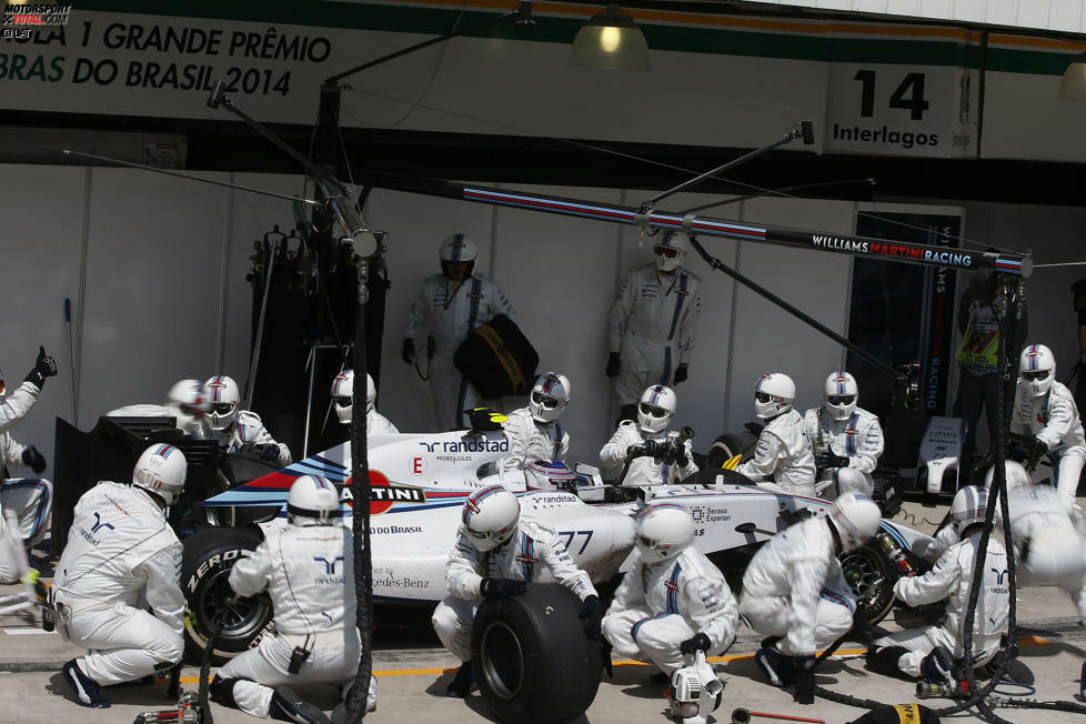 Valtteri Bottas fährt bis zu seinem Boxenstopp in der 26. Runde einem sicheren vierten Platz entgegen, theoretisch sogar einem dritten, weil der 2,8 Sekunden vor ihm liegende Williams-Teamkollege Massa gerade eine Fünf-Sekunden-Strafe abgesessen hat (wegen Speeding in der Boxengasse). Aber ein lockerer Sicherheitsgurt, der von den Mechanikern festgezurrt werden muss, kostet Bottas mehr als zehn Sekunden.