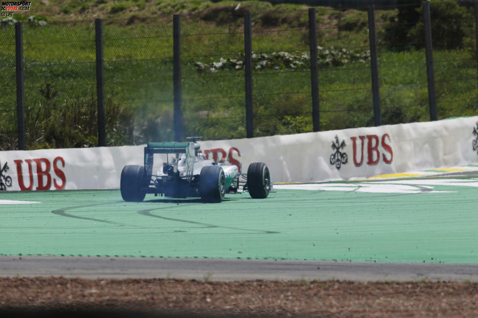 28. Runde, vielleicht die Vorentscheidung im Grand Prix: Hamilton übertreibt es mit der Rosberg-Jagd, vergisst, die Bremsbalance für seine stark verschlissenen Reifen anzupassen - und rutscht von der Strecke. 