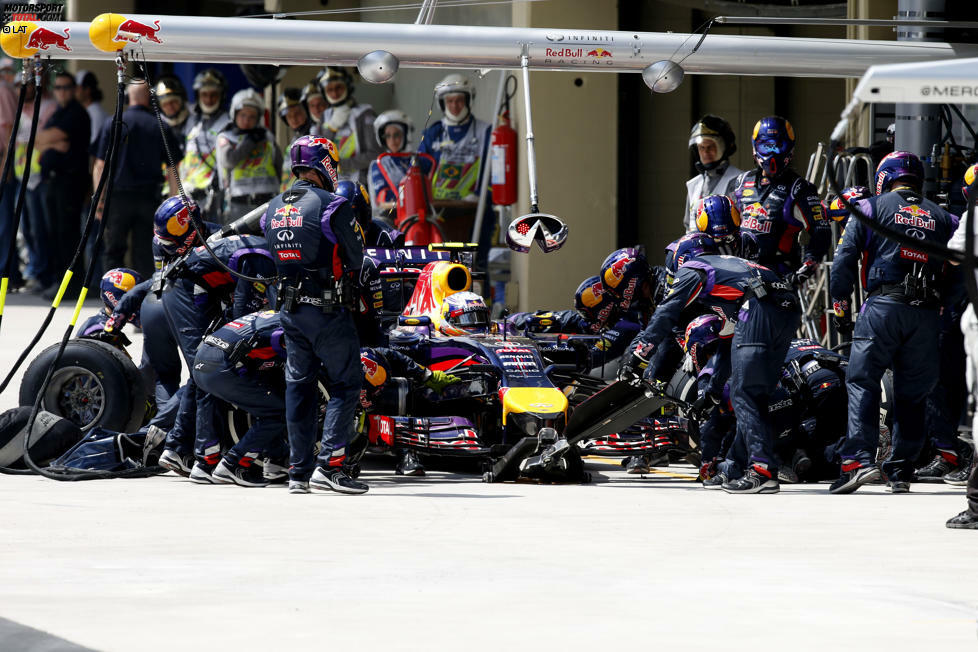 Aus für Ricciardo in der 39. Runde: Beim Anbremsen des Senna-S kollabiert seine Vorderradaufhängung. Der Australier kann zwar noch an die Red-Bull-Box zurückrollen, wo man zunächst an einen Bremsdefekt glaubt, muss dort aber aufgeben. Trotzdem fixiert er in Sao Paulo den dritten WM-Rang.