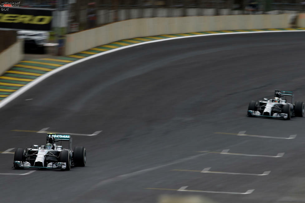 Hamilton steckt den Dreher hervorragend weg und verkürzt seinen Rückstand sukzessive auf unter zwei Sekunden. In der 48. Runde antwortet Rosberg mit der schnellsten Runde im Rennen. Neuer Vorsprung: 2,1 Sekunden. 