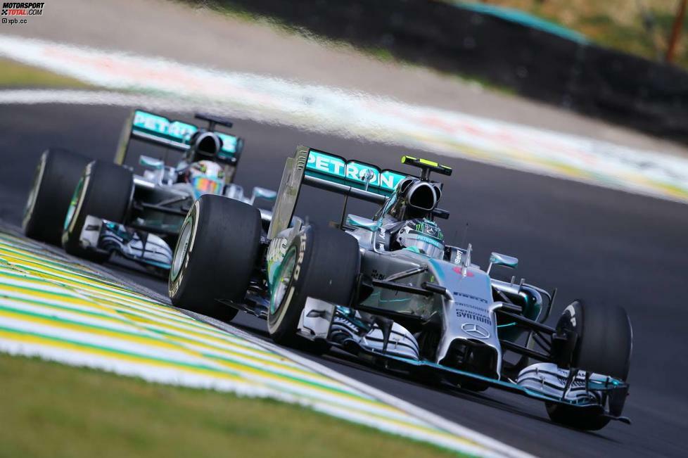 Hamilton macht ernst, zoomt sich in Rosbergs DRS-Windschatten, wird aber von Renningenieur Peter Bonnington gewarnt: 